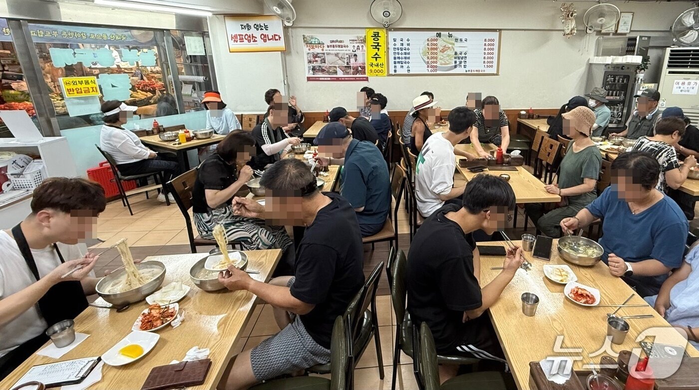 본문 이미지 - 26일 계양산전통시장의 한 식당에서 손님들이 식사를 하고 있다.(촬영자 정진욱)2025.7.26/뉴스1