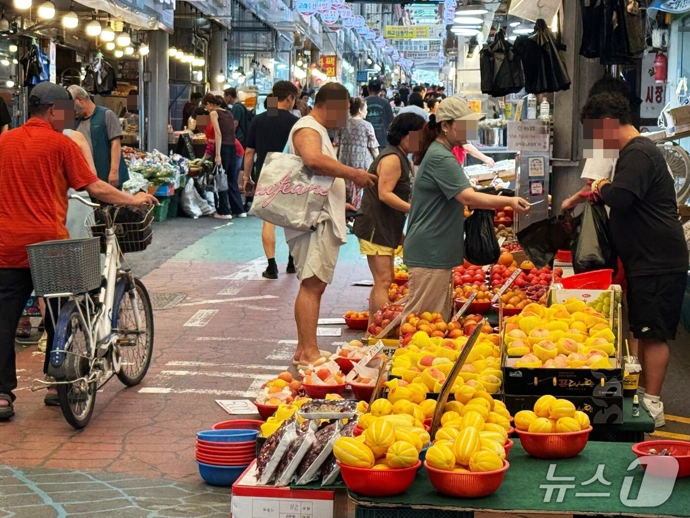 본문 이미지 - 26일 계양산전통시장에서 시민들이 장을 보고 있다. 2025.7.26/뉴스1 정진욱 기자
