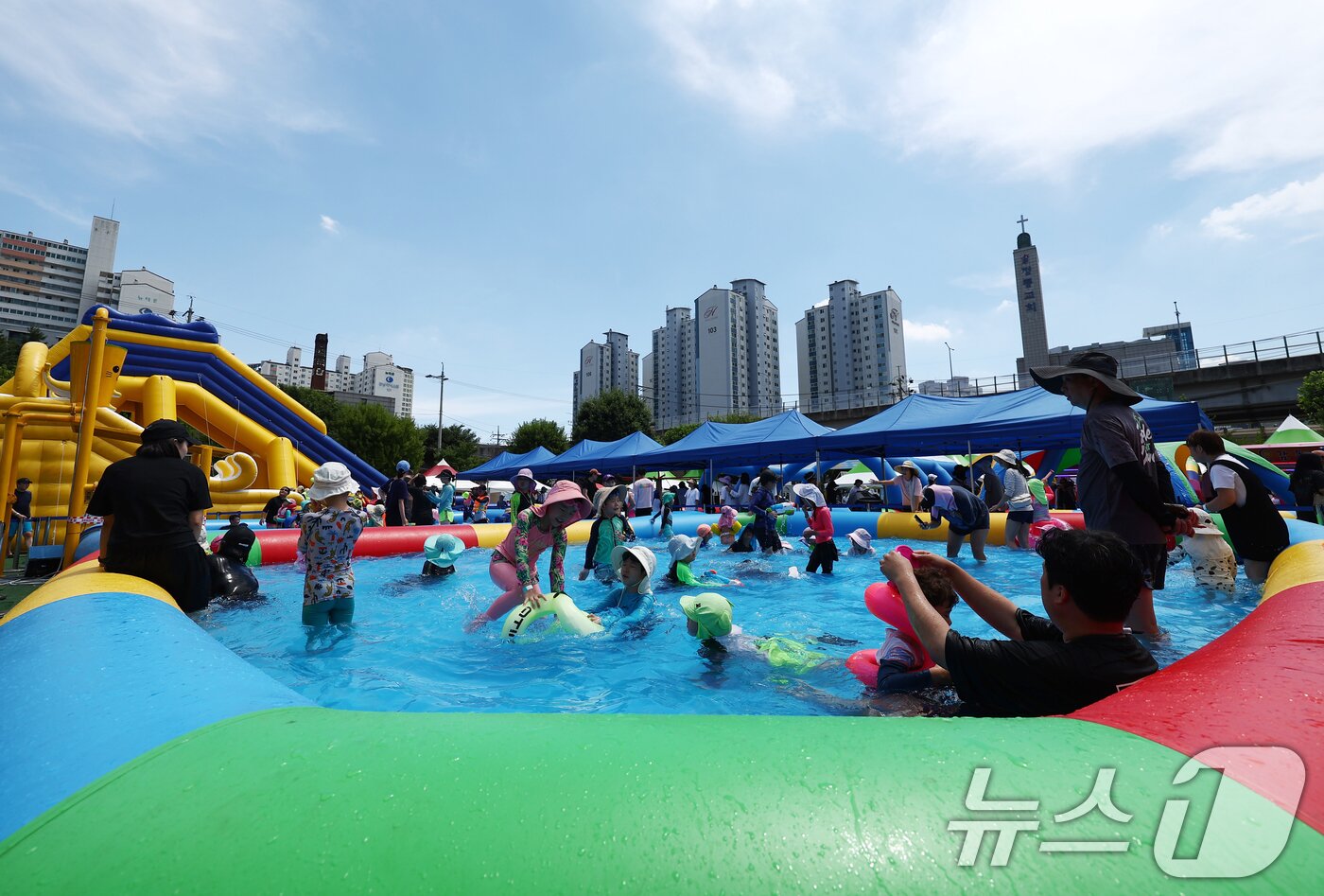 본문 이미지 - 전국에 무더운 더위가 이어지는 26일 서울 성북구 숭덕초등학교에 마련된 성북문화바캉스 물놀이장에서 어린이들이 즐거운 시간을 보내고 있다. 2025.7.26/뉴스1 ⓒ News1 김민지 기자