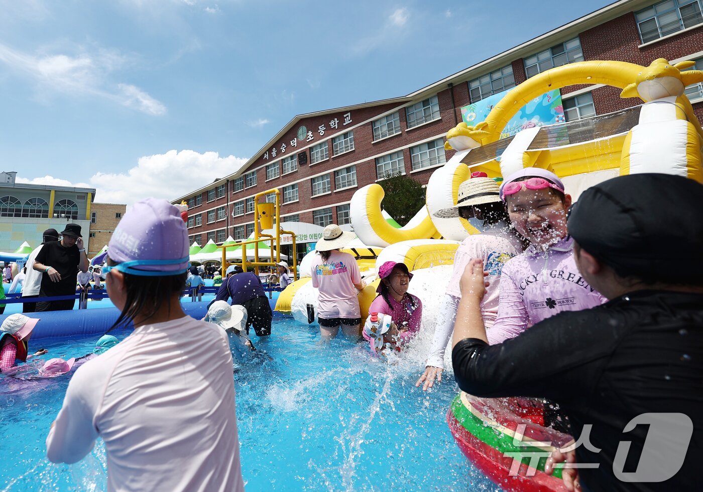 본문 이미지 - 전국에 무더운 더위가 이어지는 26일 서울 성북구 숭덕초등학교에 마련된 성북문화바캉스 물놀이장에서 어린이들이 즐거운 시간을 보내고 있다. 2025.7.26/뉴스1 ⓒ News1 김민지 기자