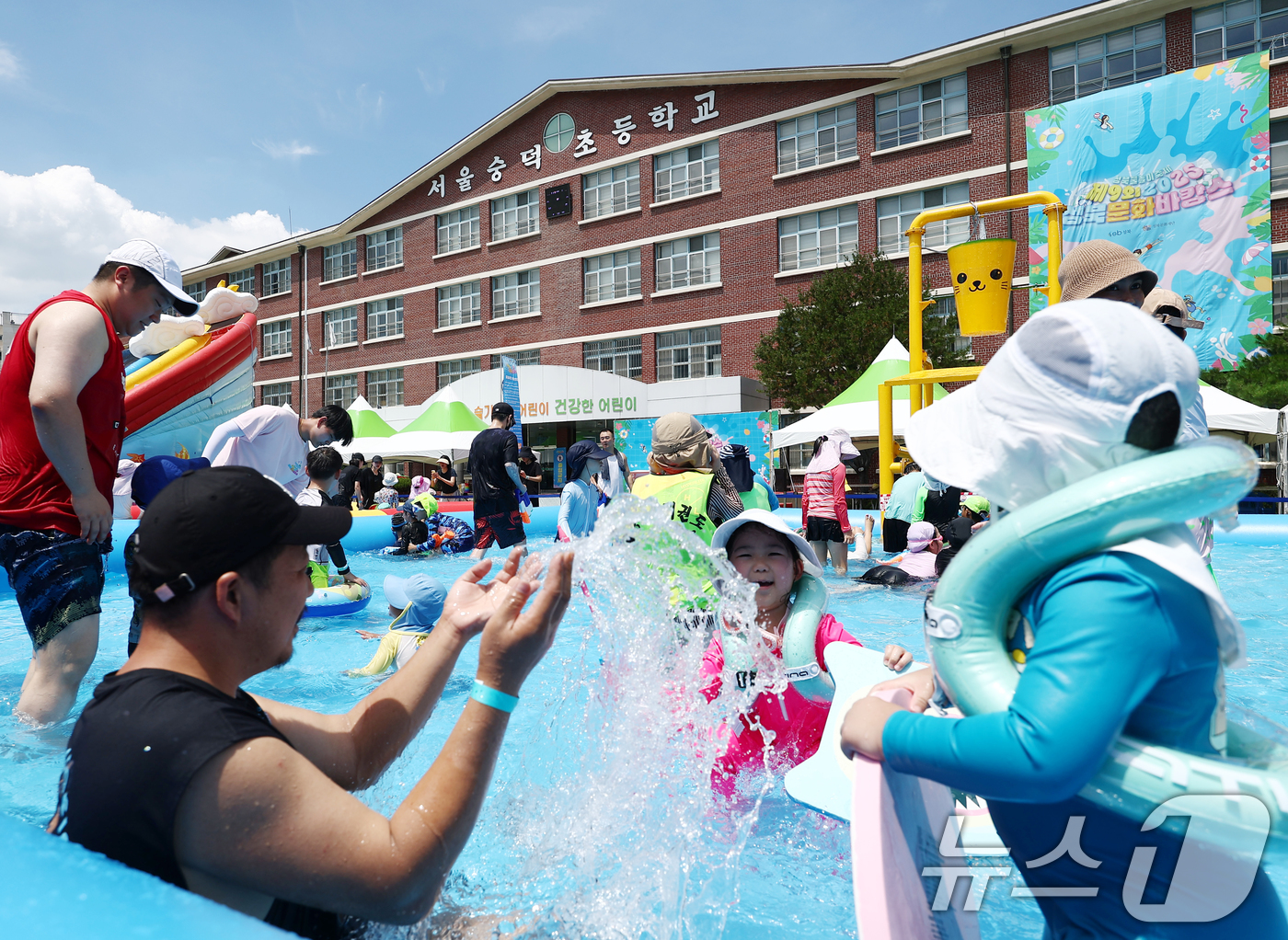 (서울=뉴스1) 김민지 기자 = 전국에 무더운 더위가 이어지는 26일 서울 성북구 숭덕초등학교에 마련된 성북문화바캉스 물놀이장에서 어린이들이 즐거운 시간을 보내고 있다. 2025. …