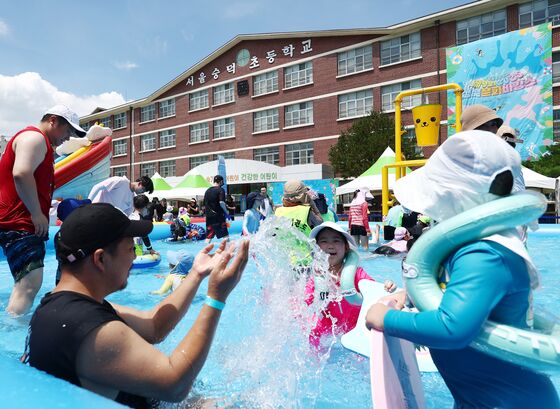 [뉴스1 PICK]"물놀이 하러 학교 가자" 워터파크로 변신한 학교 운동장