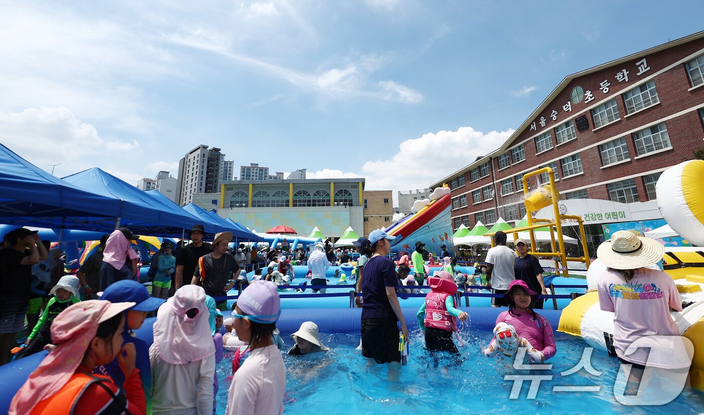 본문 이미지 - 전국에 무더운 더위가 이어지는 26일 서울 성북구 숭덕초등학교에 마련된 성북문화바캉스 물놀이장에서 어린이들이 즐거운 시간을 보내고 있다. 2025.7.26/뉴스1 ⓒ News1 김민지 기자