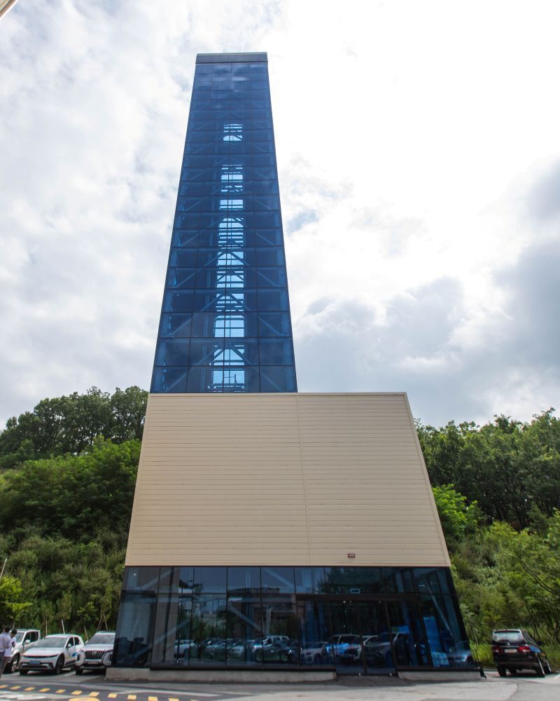 본문 이미지 - 한국교통안전공단 전기차 전용 주차타워 모습.&#40;한국교통안전공단 제공&#41;