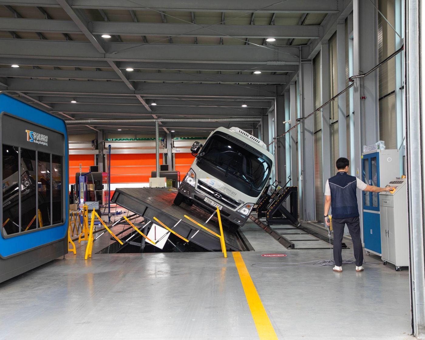 본문 이미지 - 한국교통안전공단 튜닝안전기술원 경사각도 시험 모습.&#40;한국교통안전공단 제공&#41;