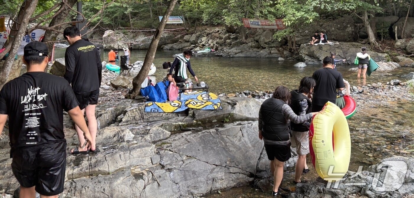 본문 이미지 - 26일 낮 12시쯤 양산시 원동면 배내골 인근의 한 계곡으로 물놀이를 즐기는 피서객들의 발걸음이 이어지고 있다. ⓒ 뉴스1 박민석 기자