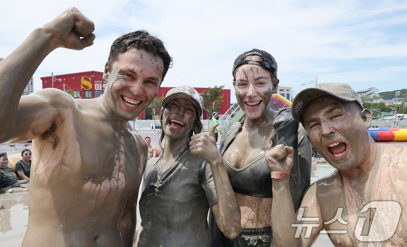 본문 이미지 - 26일 충남 보령 대천해수욕장 머드엑스포광장에서 열린 제28회 보령머드축제를 찾은 외국인 관광객들이 축제를 즐기고 있다. 2025.7.26/뉴스1 ⓒ News1 김기태 기자