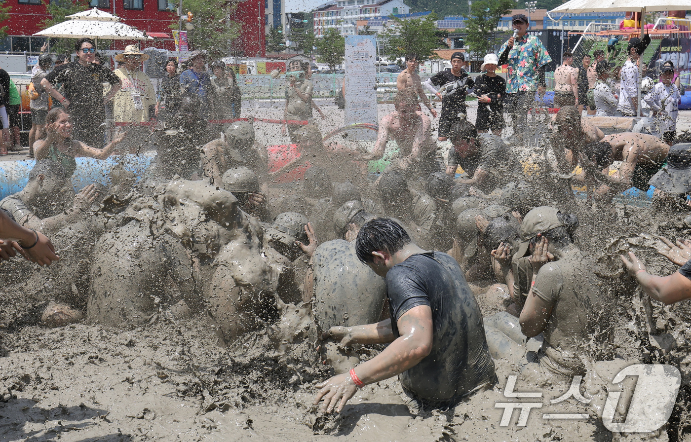 (보령=뉴스1) 김기태 기자 = 26일 충남 보령 대천해수욕장 머드엑스포광장에서 열린 제28회 보령머드축제를 찾은 관광객들이 축제를 즐기고 있다.김동일 보령시장은 “2025~202 …