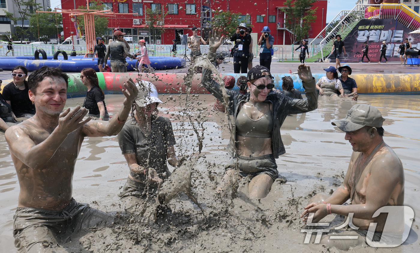 (보령=뉴스1) 김기태 기자 = 26일 충남 보령 대천해수욕장 머드엑스포광장에서 열린 제28회 보령머드축제를 찾은 외국인 관광객들이 축제를 즐기고 있다.김동일 보령시장은 “2025 …