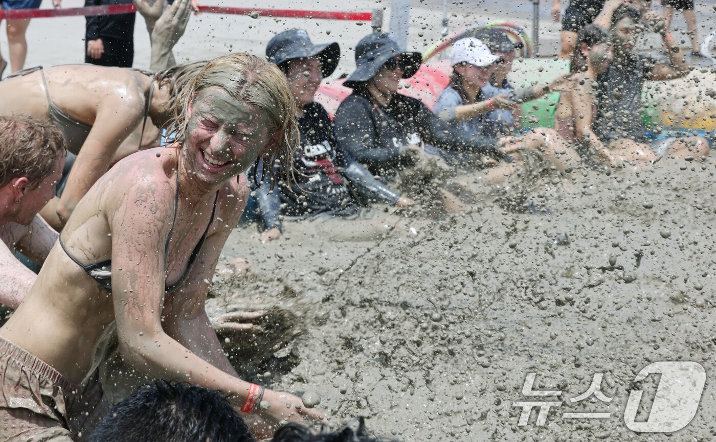 본문 이미지 - 26일 충남 보령 대천해수욕장 머드엑스포광장에서 열린 제28회 보령머드축제를 찾은 관광객들이 축제를 즐기고 있다. 2025.7.26/뉴스1 ⓒ News1 김기태 기자
