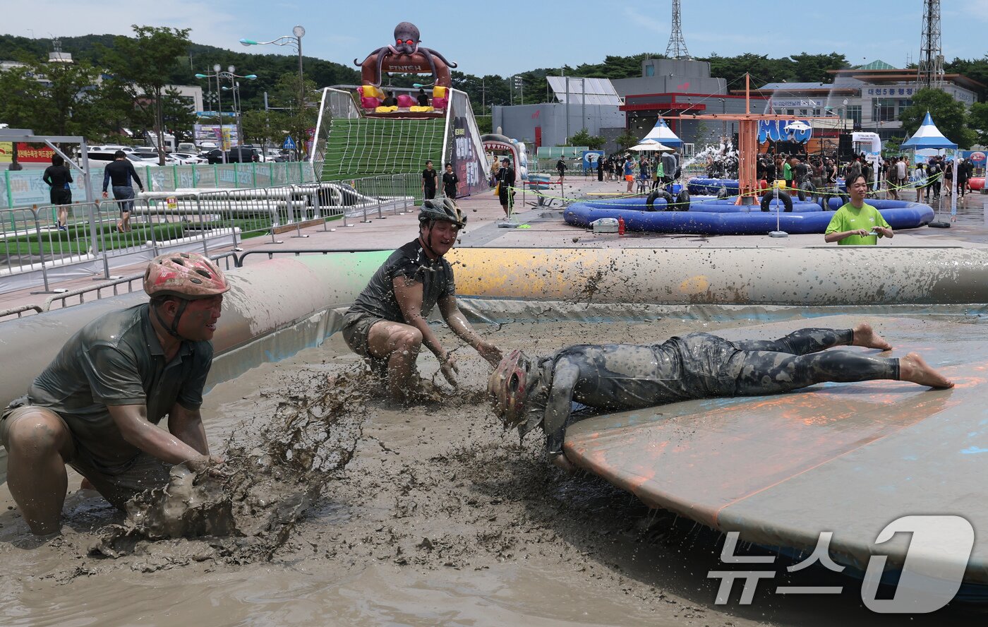 본문 이미지 - 26일 충남 보령 대천해수욕장 머드엑스포광장에서 열린 제28회 보령머드축제를 찾은 관광객들이 축제를 즐기고 있다. 2025.7.26/뉴스1 ⓒ News1 김기태 기자