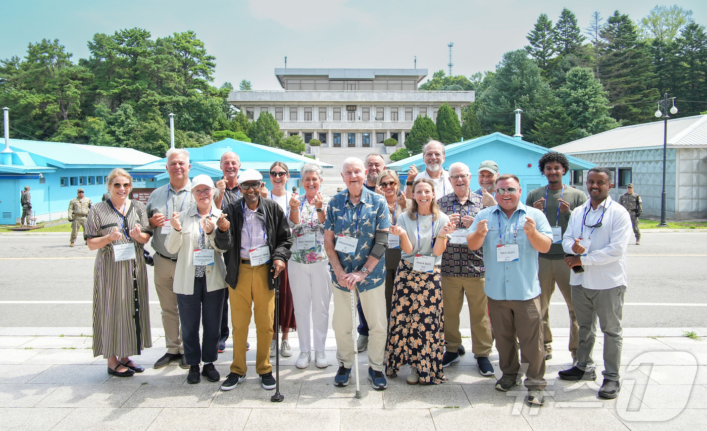 (서울=뉴스1) = 유엔군 참전의 날을 맞아 방한한 19개국 유엔참전용사 및 유가족 등이 26일 경기도 파주시 DMZ 내 판문점을 방문해 기념촬영을 하고 있다. (국가보훈부 제공. …