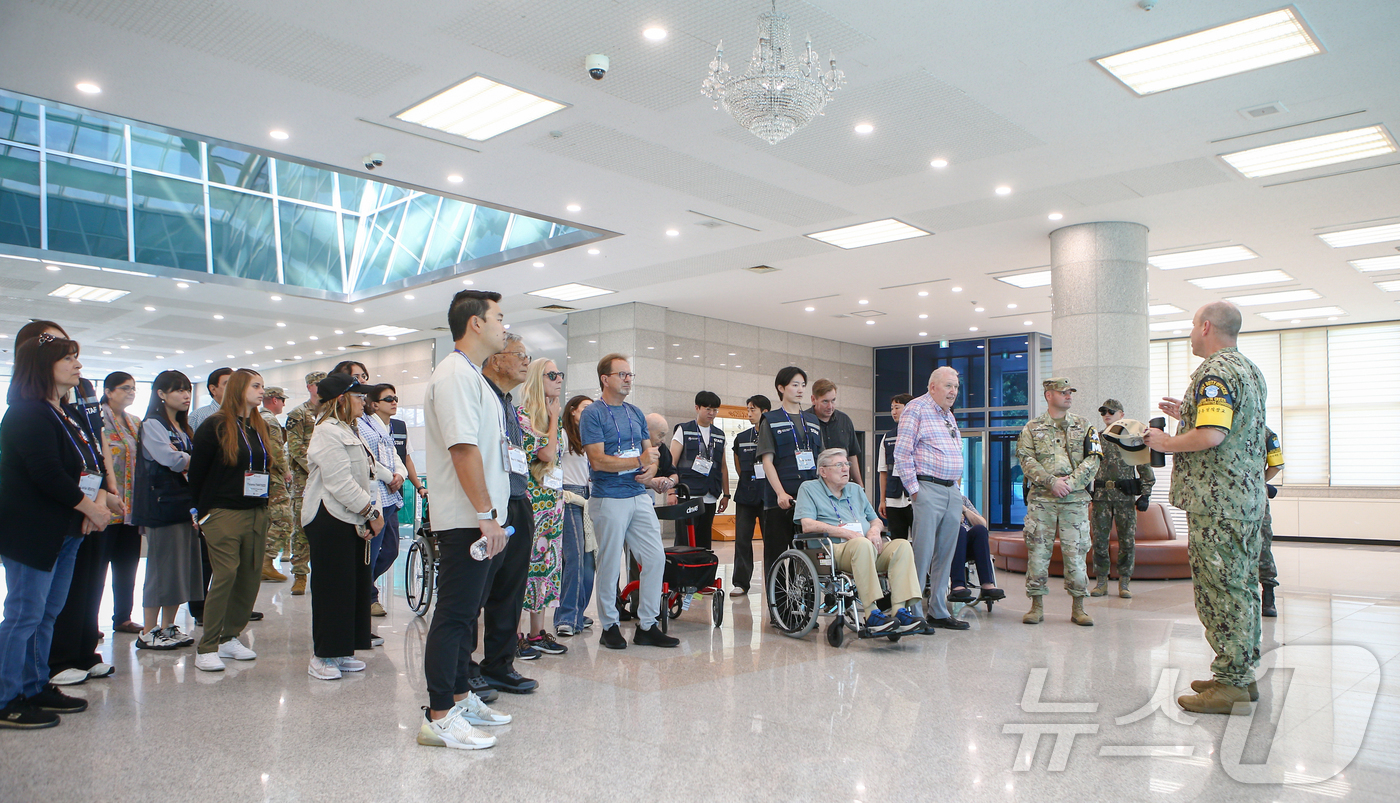 (서울=뉴스1) = 유엔군 참전의 날을 맞아 방한한 19개국 유엔참전용사 및 유가족 등이 26일 경기도 파주시 DMZ 내 판문점을 방문해 설명을 듣고 있다. (국가보훈부 제공. 재 …