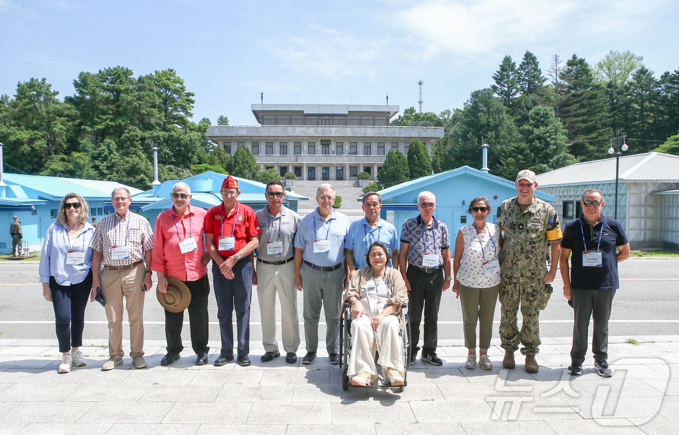 (서울=뉴스1) = 유엔군 참전의 날을 맞아 방한한 19개국 유엔참전용사 및 유가족 등이 26일 경기도 파주시 DMZ 내 판문점을 방문해 기념촬영을 하고 있다. (국가보훈부 제공. …