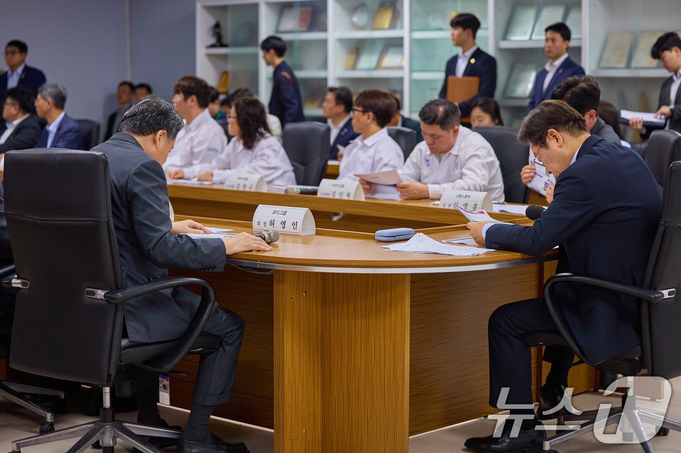 본문 이미지 - 이재명 대통령이 경기 시흥시 SPC삼립 시화공장에서 열린 &#39;산업재해 근절 현장 노사간담회&#39;에서 자료를 살펴보고 있다. &#40;이재명 대통령 SNS. 재판매 및 DB금지&#41; /뉴스1 ⓒ News1 이재명 기자