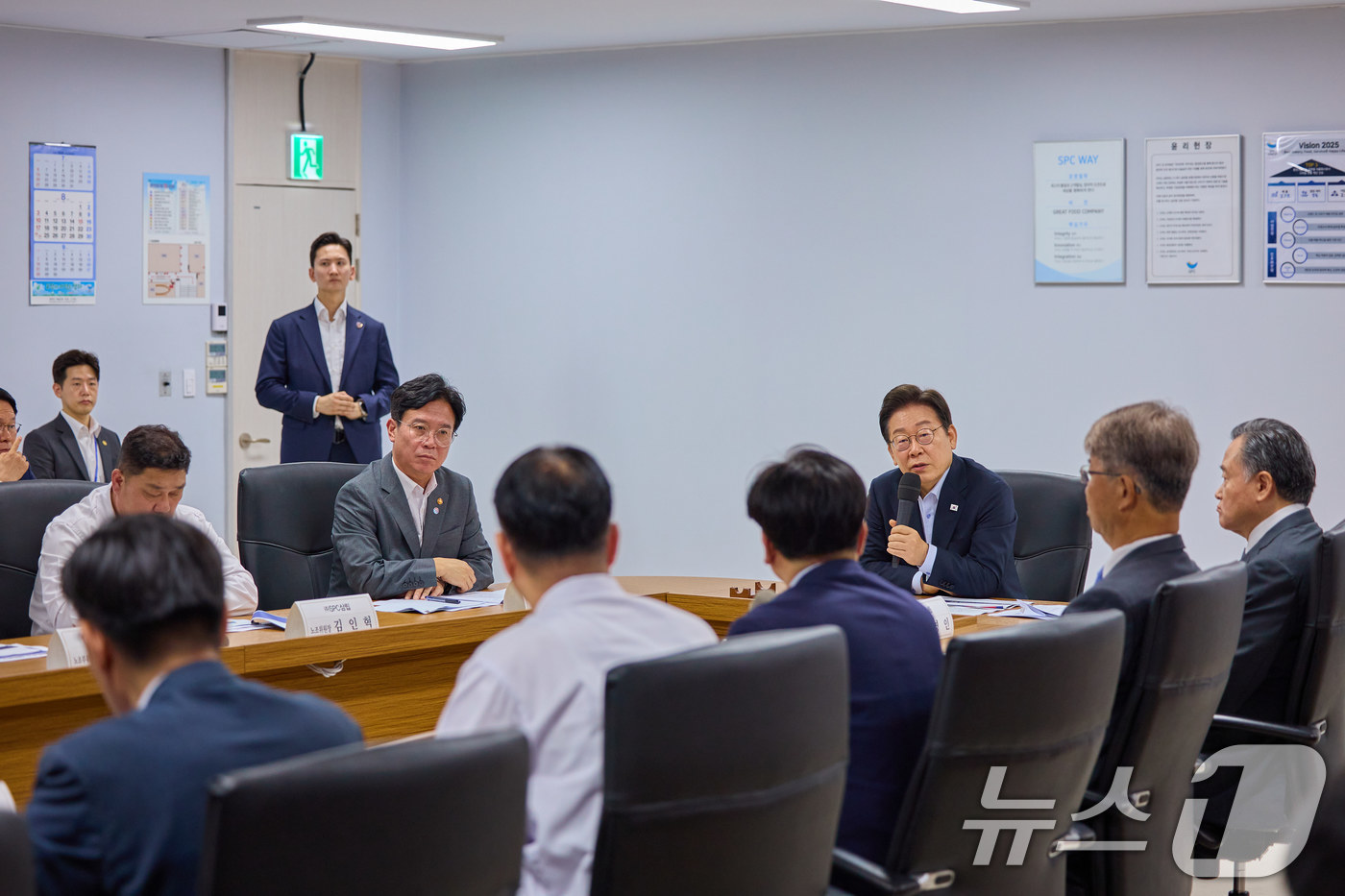 (서울=뉴스1) 이재명 기자 = 이재명 대통령이 지난 25일 경기 시흥시 SPC삼립 시화공장에서 열린 '산업재해 근절 현장 노사간담회'에서 발언을 하고 있다. (이재명 대통령 SN …