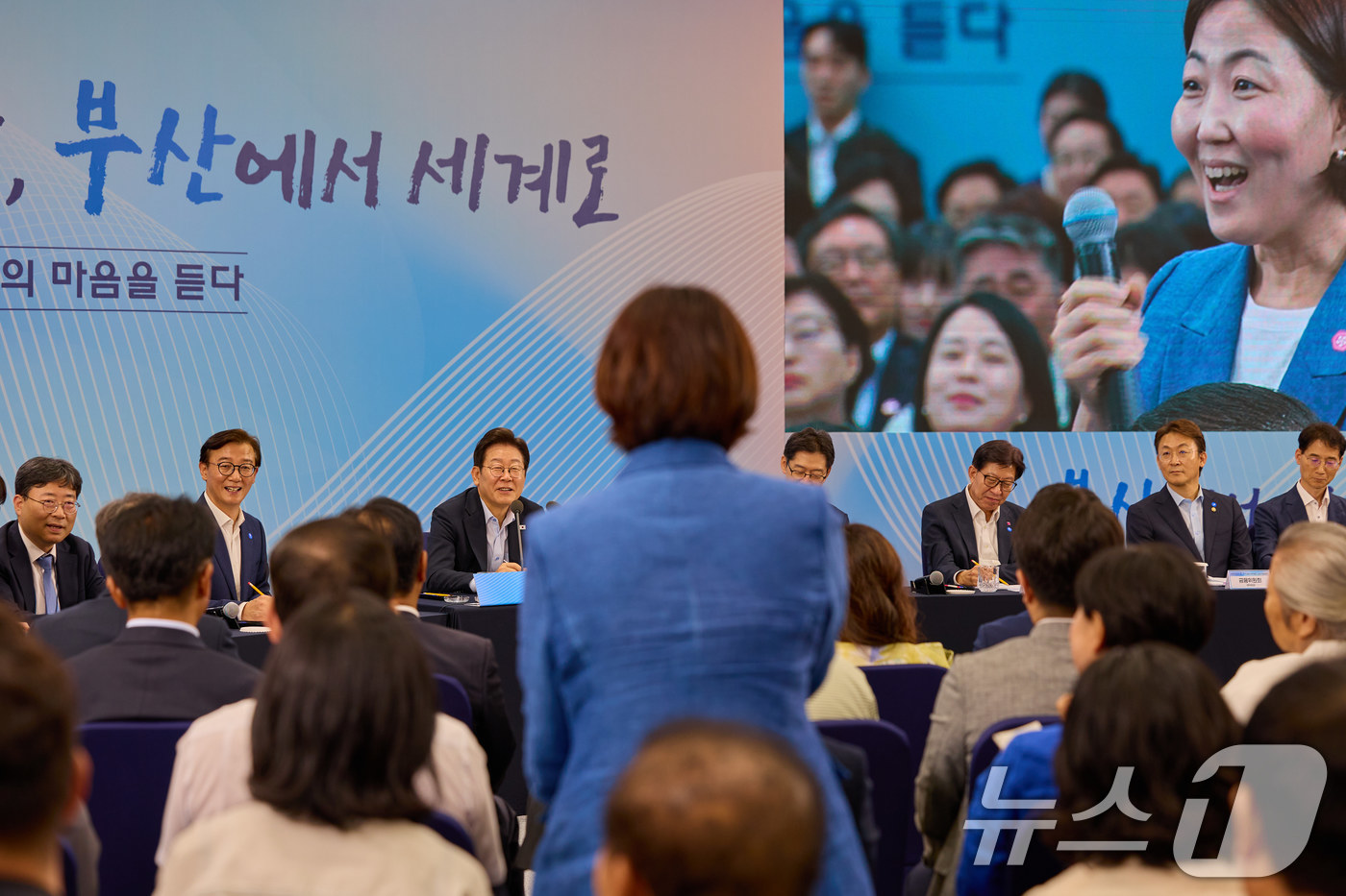 (서울=뉴스1) 이재명 기자 = 이재명 대통령이 지난 25일 부산 남구 부경대에서 열린 타운홀미팅 '부산의 마음을 듣다' 지역 주민 간담회에서 참석자의 발언을 듣고 있다. (이재명 …