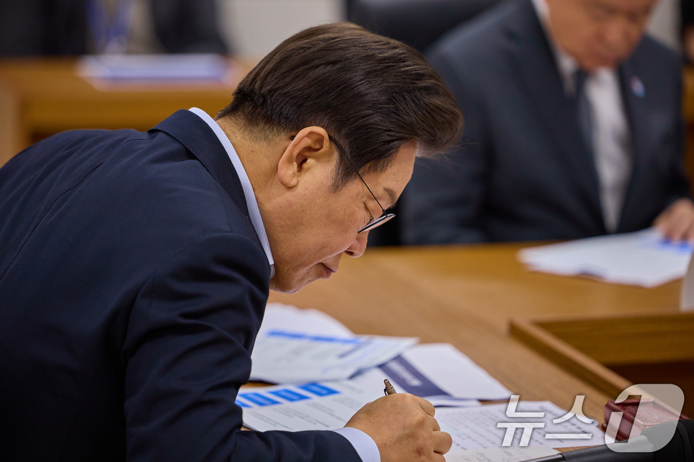 (서울=뉴스1) 이재명 기자 = 이재명 대통령이 지난 25일 경기 시흥시 SPC삼립 시화공장에서 열린 '산업재해 근절 현장 노사간담회'에서 자료를 살펴보고 있다. (이재명 대통령 …