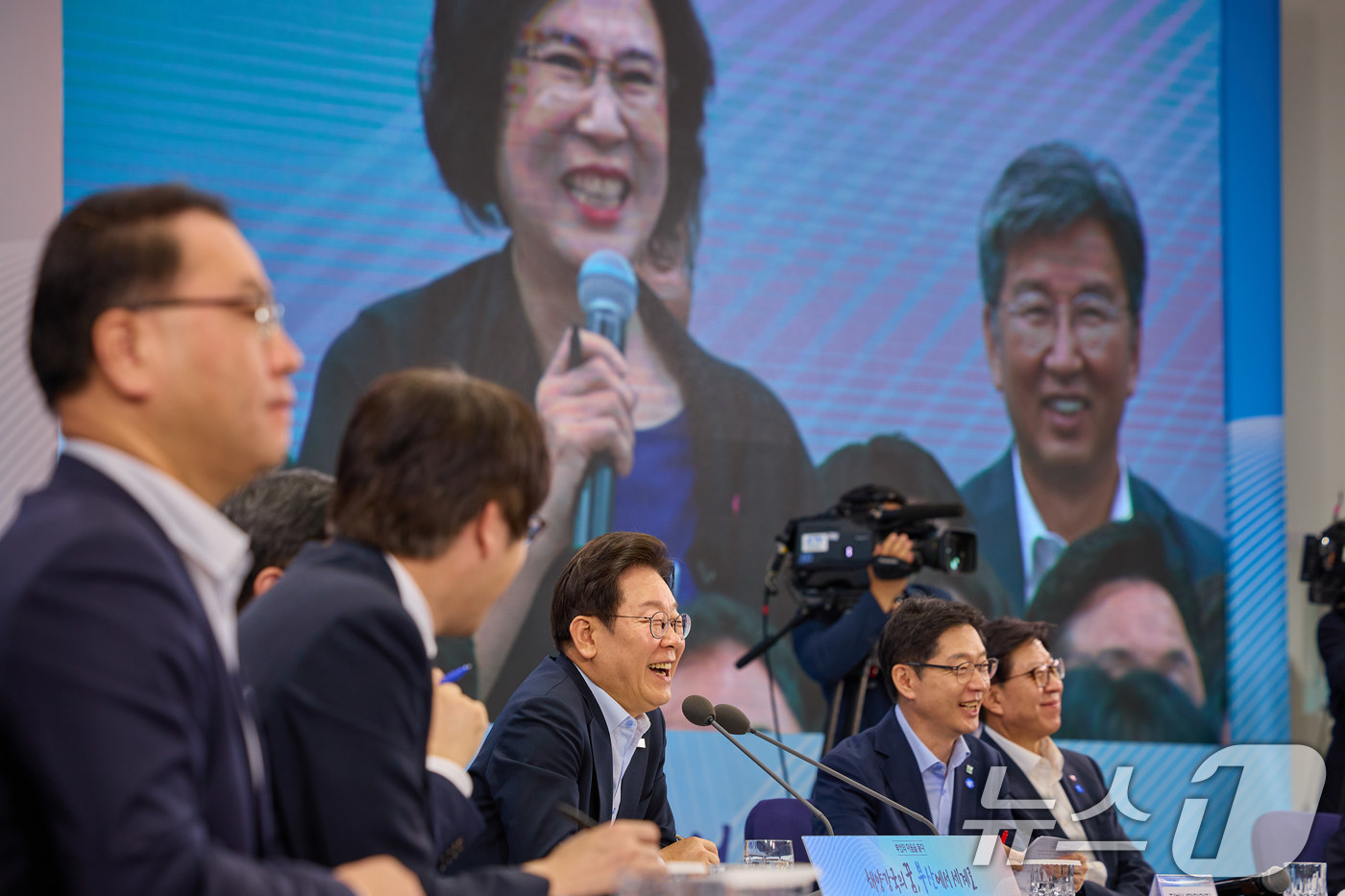 (서울=뉴스1) 이재명 기자 = 이재명 대통령이 지난 25일 부산 남구 부경대에서 열린 타운홀미팅 '부산의 마음을 듣다' 지역 주민 간담회에서 참석자의 발언을 들으며 미소를 짓고 …