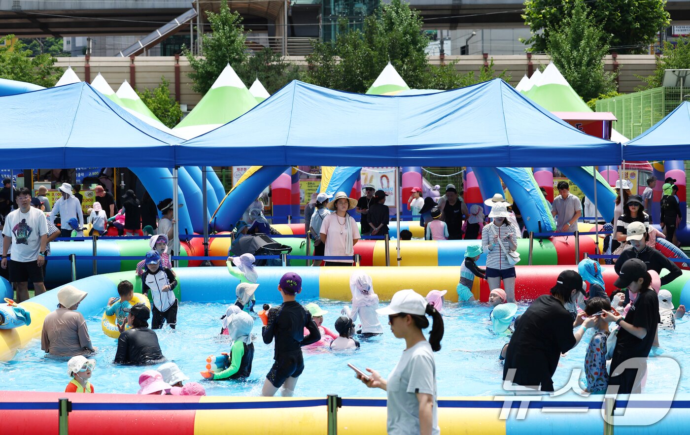 본문 이미지 - 전국에 무더운 더위가 이어지는 26일 서울 성북구 숭덕초등학교에 마련된 성북문화바캉스 물놀이장에서 어린이들이 즐거운 시간을 보내고 있다. 2025.7.26/뉴스1 ⓒ News1 김민지 기자