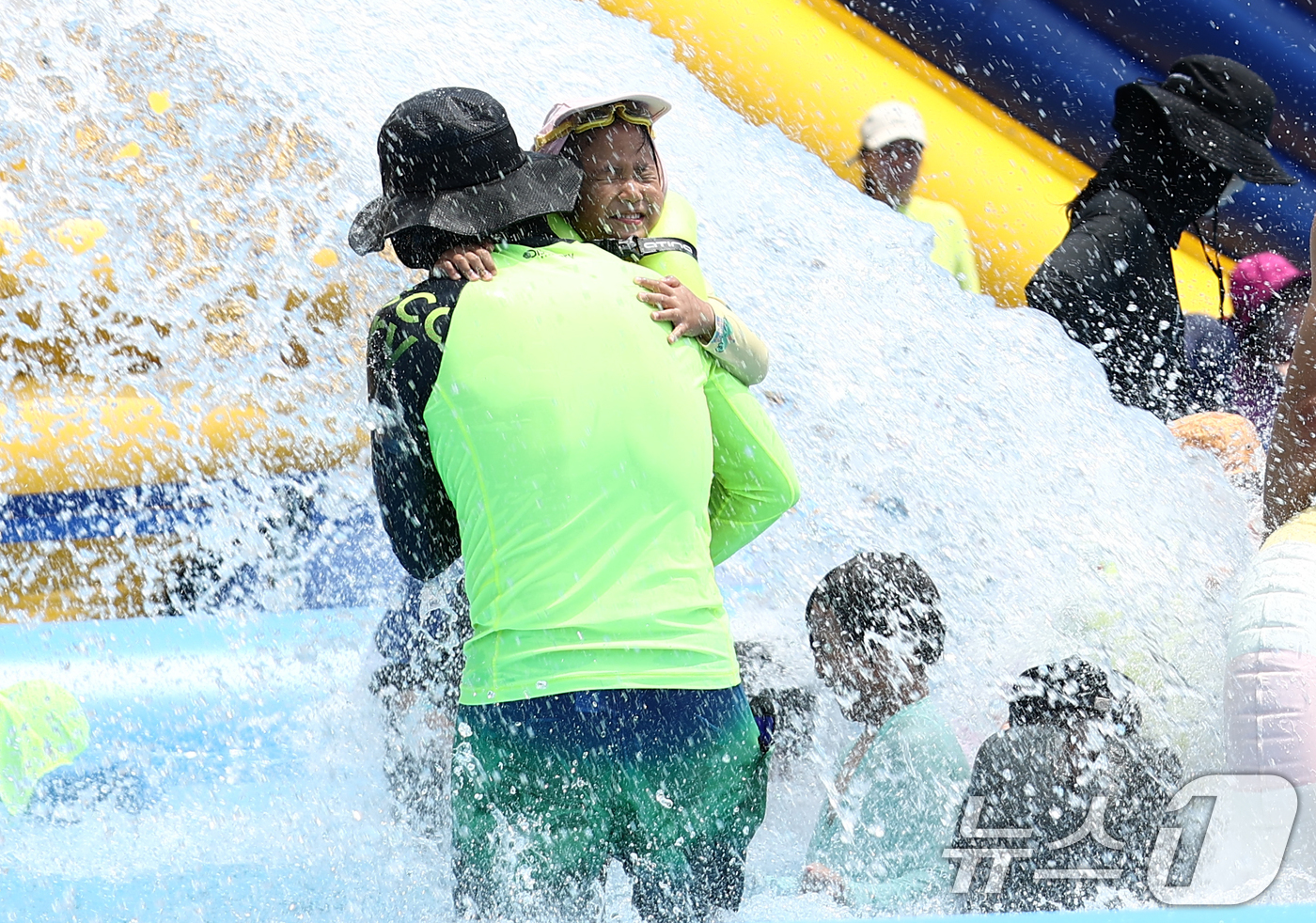 (서울=뉴스1) 김민지 기자 = 전국에 무더운 더위가 이어지는 26일 서울 성북구 숭덕초등학교에 마련된 성북문화바캉스 물놀이장에서 가족들이 즐거운 시간을 보내고 있다. 2025.7 …