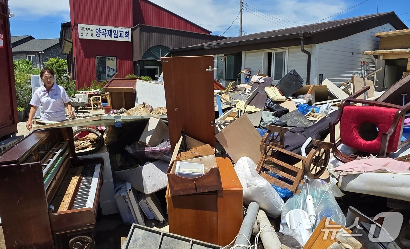본문 이미지 - 26일 아산 염치읍 양곡제일교회 앞에 폭우로 침수 피해를 입은 집기류 등이 쌓여 있다. 2025.7.26. /뉴스1ⓒNews1 이시우 기자