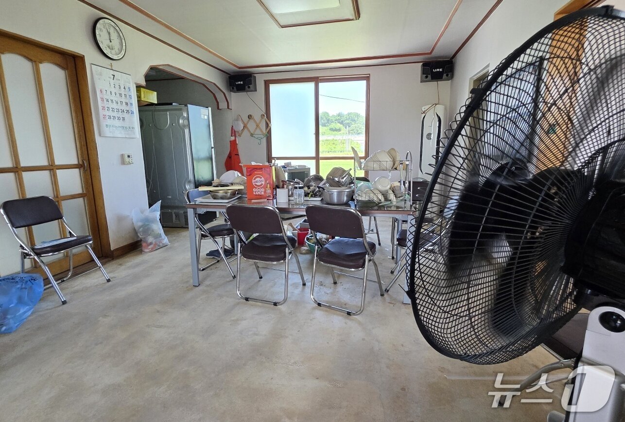 본문 이미지 - 26일 아산 염치읍 곡교2리 마을회관에서 폭우로 침수된 집기류 등을 선풍기를 이용해 건조하고 있다. 2025.7.26./뉴스1ⓒNews1 이시우 기자