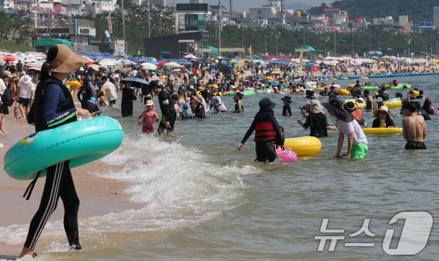 (보령=뉴스1) 김기태 기자 = 본격적인 휴가철을 맞아 26일 충남 보령 대천해수욕장에서 관광객들이 즐거운 시간을 보내고 있다.  2025.7.26/뉴스1
