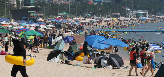 여름 휴가철 인파에…8월 인구감소지역 체류인구, 거주자의 5.6배