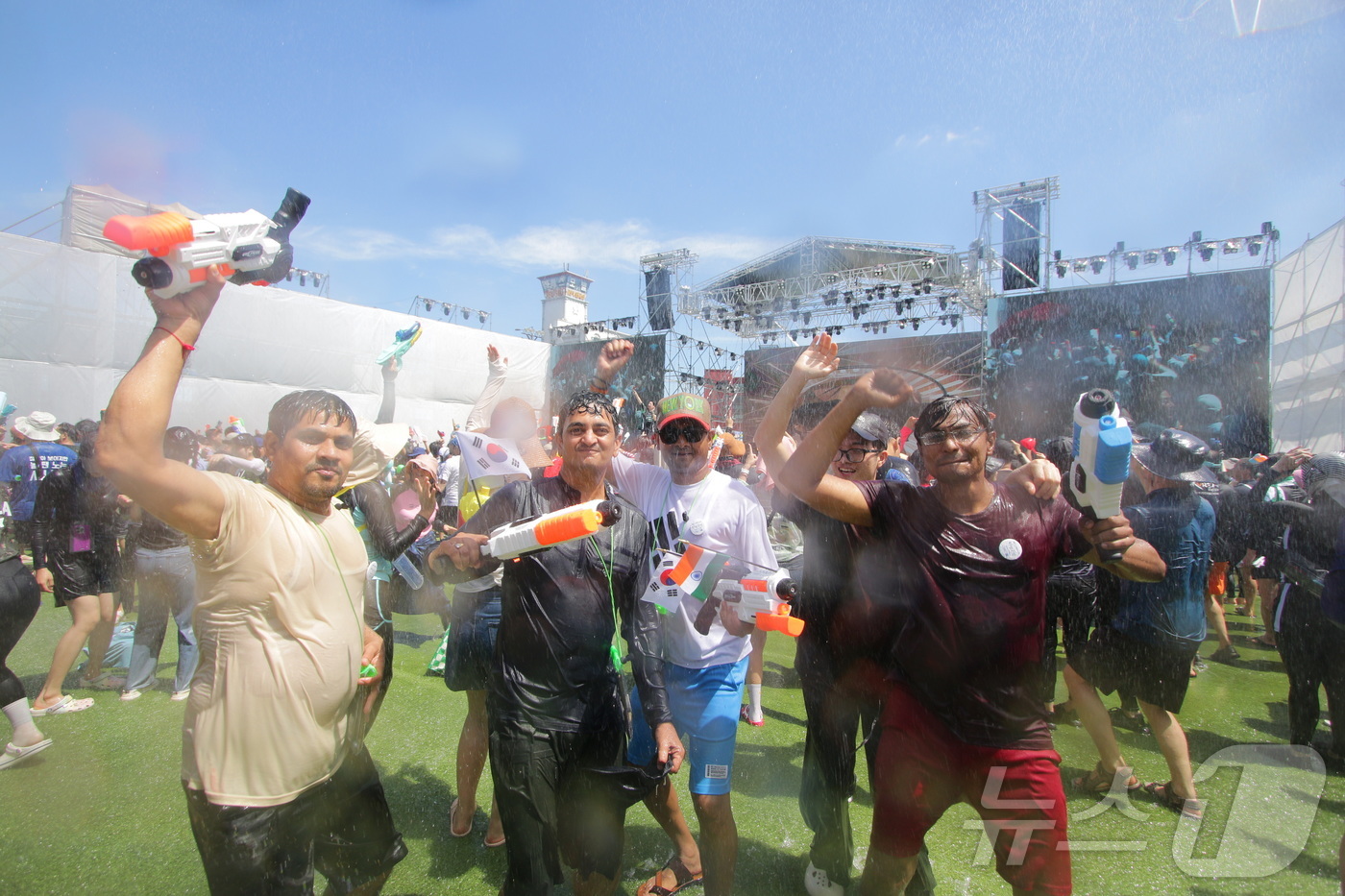 (서울=뉴스1) = 26일 전남 장흥군 탐진강 수변공원과 편백숲 우드랜드 일원에서 열린 장흥물축제를 찾은 외국인 관광객들이 글로벌 살수대첩 거리퍼레이드에 참여하며 물싸움을 하고 있 …