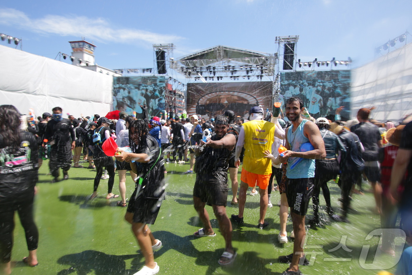 (서울=뉴스1) = 26일 전남 장흥군 탐진강 수변공원과 편백숲 우드랜드 일원에서 열린 장흥물축제를 찾은 외국인 관광객들이 글로벌 살수대첩 거리퍼레이드에 참여하며 물싸움을 하고 있 …