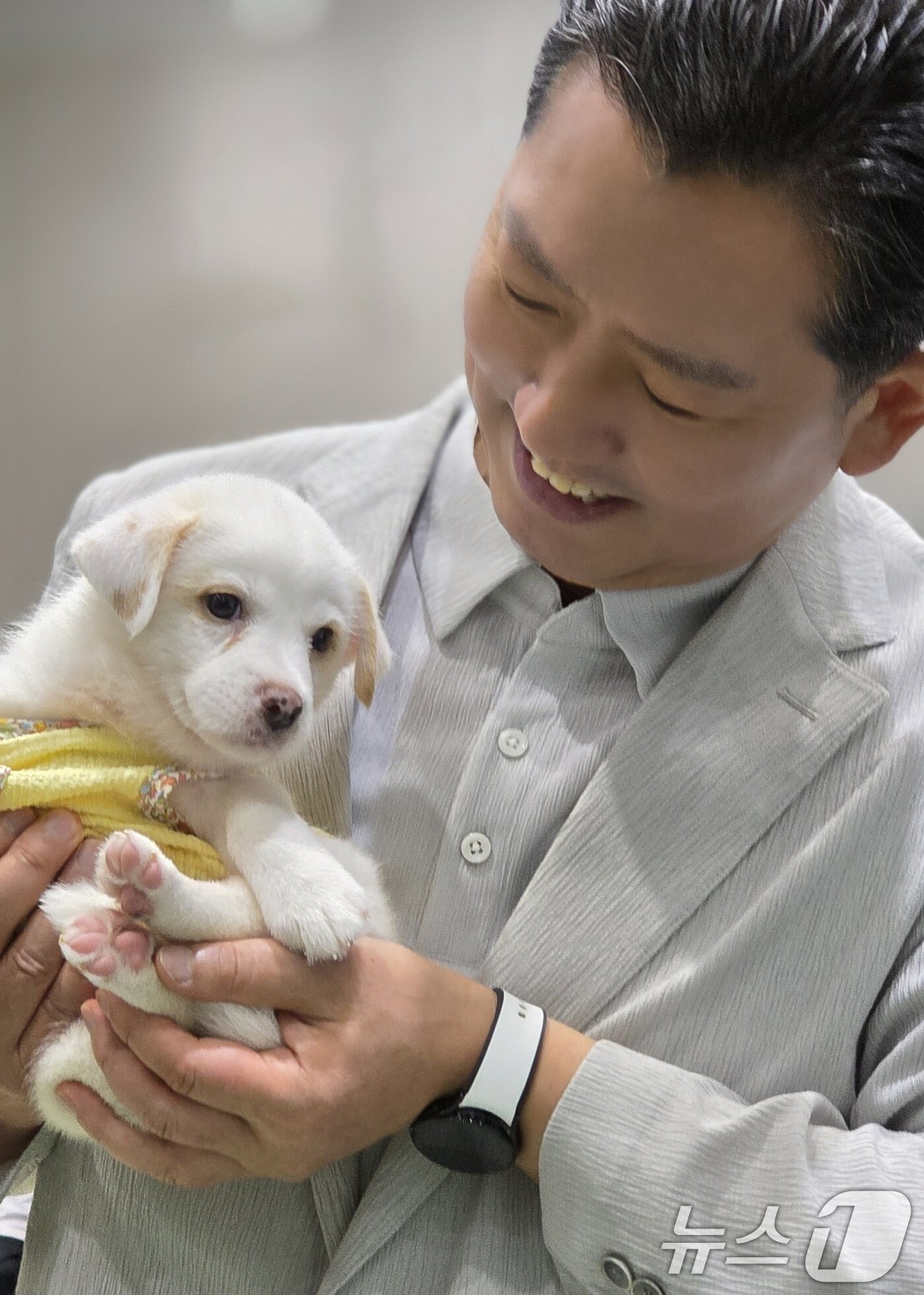 본문 이미지 - 김장호 경북 구미시장이 26일 구미코에서 열린 대한민국 펫캉스 행사에서 입양을 기다리는 강아지를 안고 있다. 김 시장은 &#34;반려인이 행복한 도시가 되도록 다양한 인프라를 구축하겠다＂고 말했다. 2025.7.26/뉴스1 ⓒ News1 정우용 기자