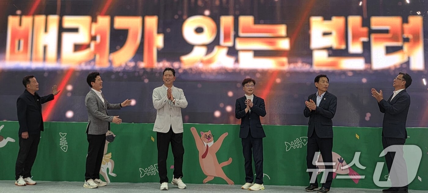 본문 이미지 - 김장호 구미시장과 구자근 의원, 박교상 구미시의장 등 내빈이 26일 구미코에서 열린 대한민국 펫캉스 행사에서 개막 퍼포먼스를 하고 있다. 김 시장은 &#34;반려인이 행복한 도시가 되도록 다양한 인프라를 구축하겠다＂고 말했다. 2025.7.26/뉴스1 ⓒ News1 정우용 기자