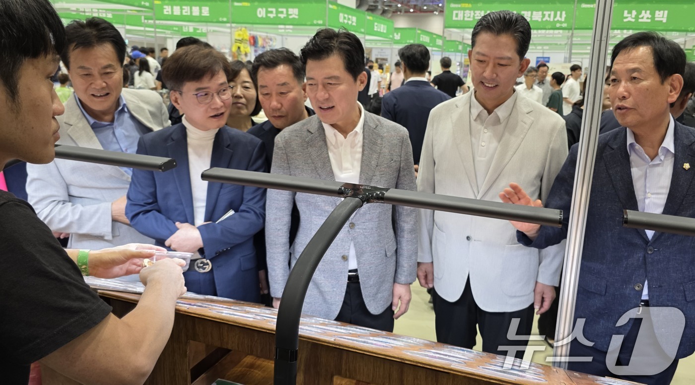 (구미=뉴스1) 정우용 기자 = 김장호 구미시장과 구자근 의원, 박교상 구미시의장 등 내빈들이 26일 구미코에서 열린 대한민국 펫캉스 행사장을 둘러보고 있다. 김 시장은 "반려인이 …