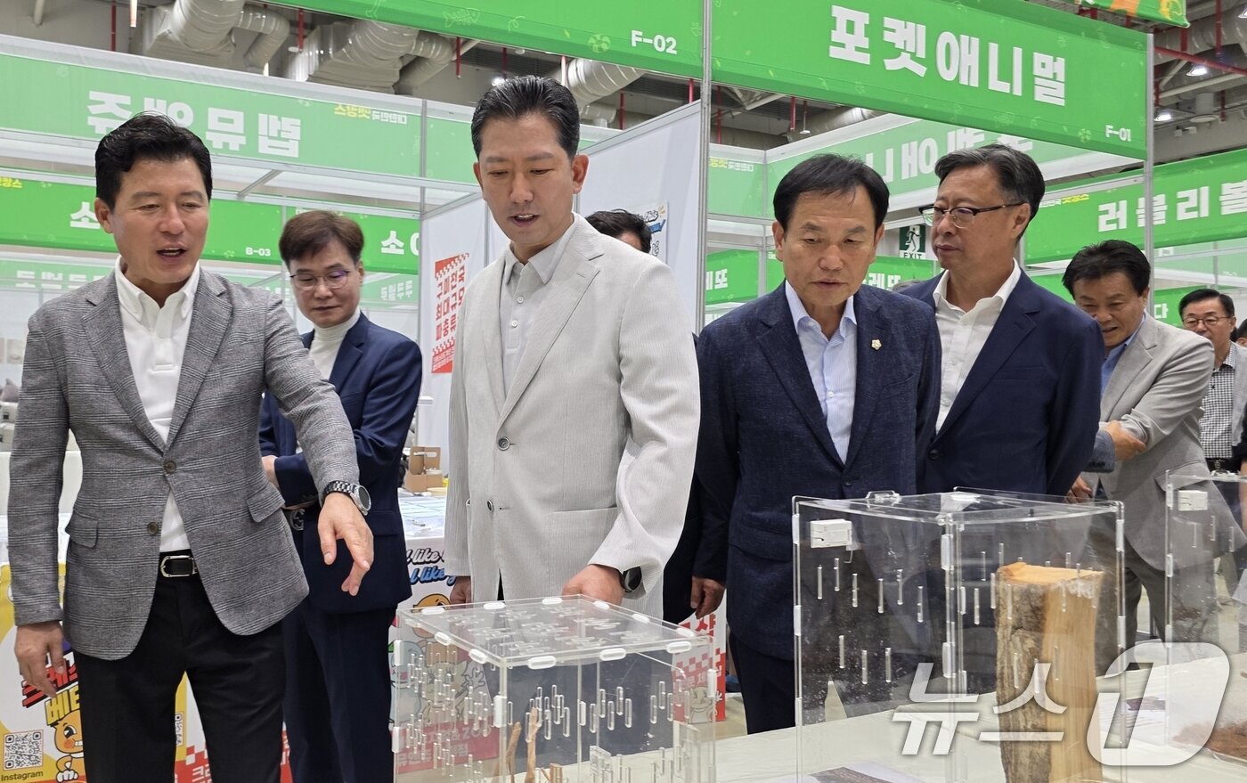 본문 이미지 - 김장호 구미시장과 구자근 의원, 박교상 구미시의장 등 내빈들이 26일 구미코에서 열린 대한민국 펫캉스 행사장을 둘러보고 있다. 김 시장은 &#34;반려인이 행복한 도시가 되도록 다양한 인프라를 구축하겠다＂고 말했다. 2025.7.26/뉴스1 ⓒ News1 정우용 기자