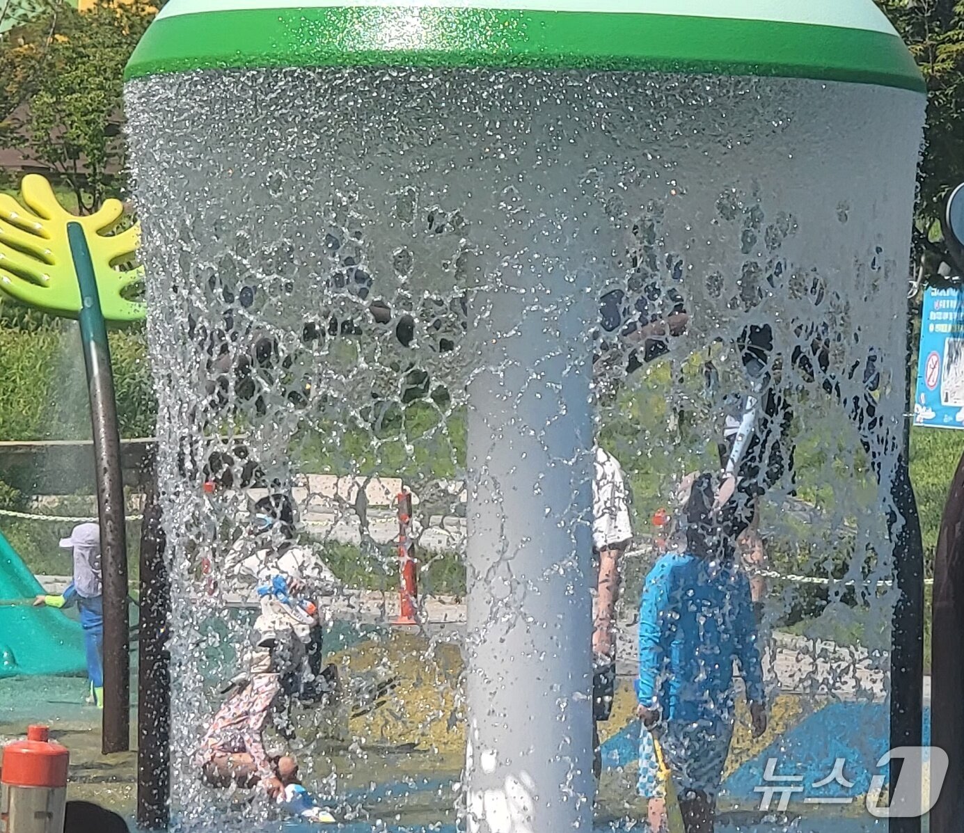 본문 이미지 - 26일 낮 강원 원주기업도시의 한 공원 내 물놀이장에서 어린이들이 물놀이를 즐기고 있는 모습. 2025.7.26/뉴스1 신관호 기자