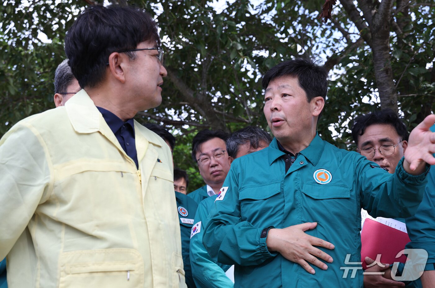 본문 이미지 - 특별재난지역 추가 지정 요청하는 박정주 충남도 행정부지사(사진 오른쪽). (충남도 제공. 재판매 및 DB금지)