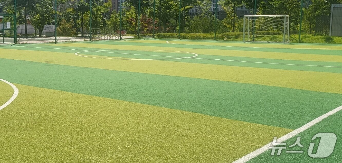 본문 이미지 - 26일 낮 강원 원주시에 폭염경보가 내려진 가운데, 이날 원주시 지정면의 한 공원 내 풋살장은 인파 없이 텅빈 모습을 나타냈다. 2025.7.26/뉴스1 신관호 기자
