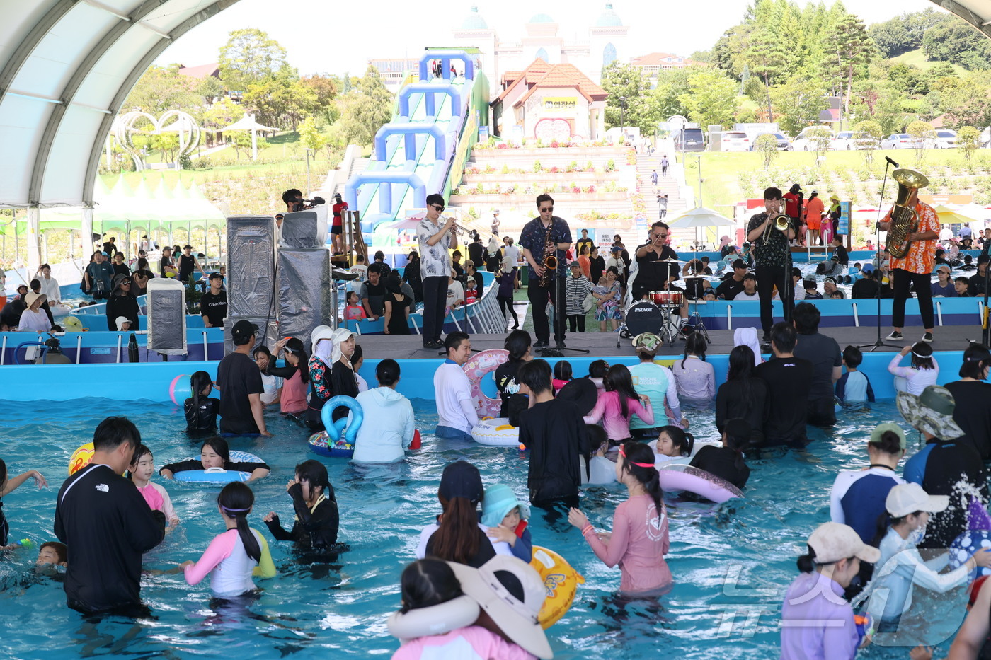 (임실=뉴스1) 김동규 기자 = 26일 전북 임실군 치즈테마파크에서 아쿠아 페스티벌이 열리고 있는 가운데 어린이들과 부모들이 음악 공연을 보며 물놀이를 하고 있다.(임실군제공. 재 …