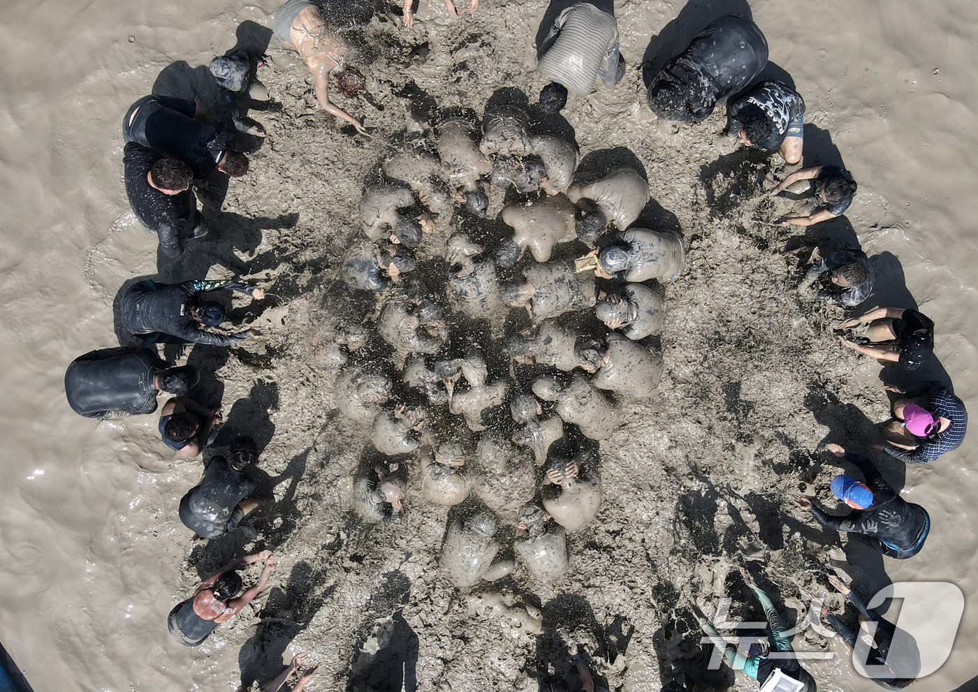 (보령=뉴스1) 김기태 기자 = 26일 충남 보령 대천해수욕장 머드엑스포광장에서 열린 제28회 보령머드축제를 찾은 관광객들이 축제를 즐기고 있다.김동일 보령시장은 “2025~202 …