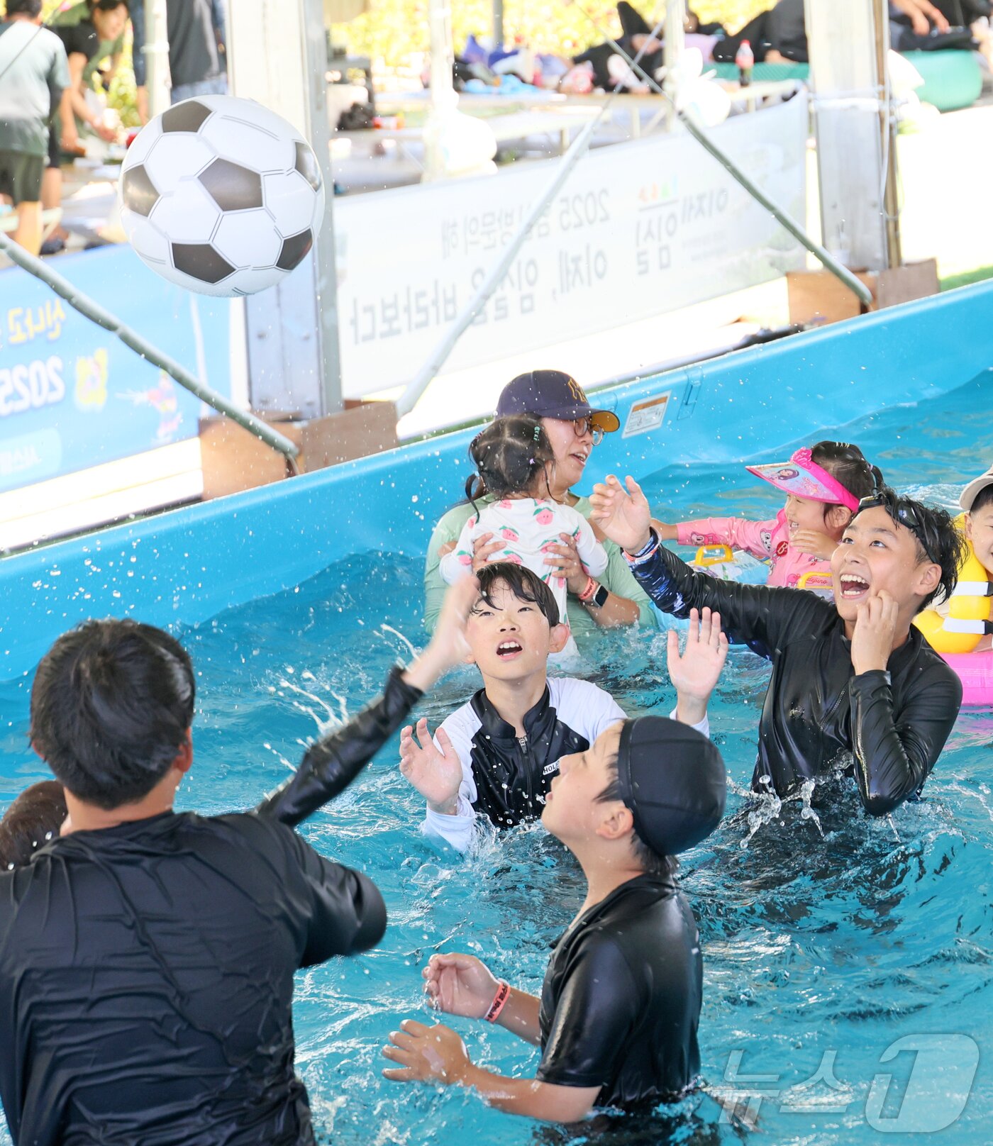 본문 이미지 - 26일 전북 임실군 치즈테마파크에서 아쿠아 페스티벌이 열리고 있는 가운데 어린이들이 친구들과 함께 물놀이를 즐기고 있다.&#40;임실군제공. 재판매 및 DB금지&#41;2025.7,26/뉴스1 2025.7.26/뉴스1 ⓒ News1 김동규 기자