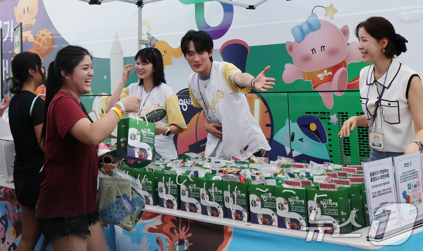 (보령=뉴스1) 김기태 기자 = 대전 0시 축제 홍보 히든카드‘대전빵차 시즌2' 전국투어가 26일 충남 보령 머드축제장에서 홍보를 하고 있다. 2025.7.26/뉴스1