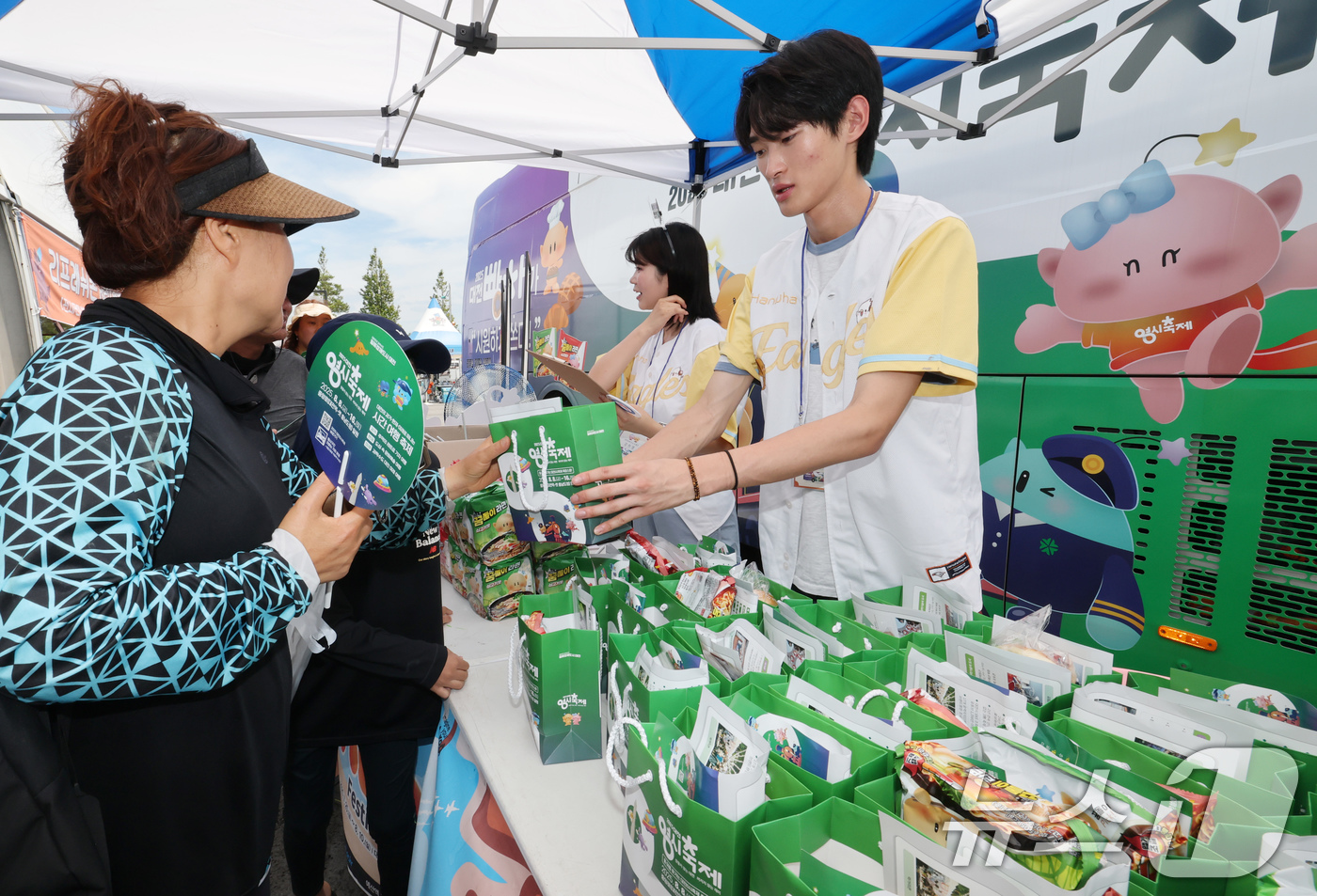 (보령=뉴스1) 김기태 기자 = 대전 0시 축제 홍보 히든카드‘대전빵차 시즌2' 전국투어가 26일 충남 보령 머드축제장에서 홍보를 하고 있다. 2025.7.26/뉴스1