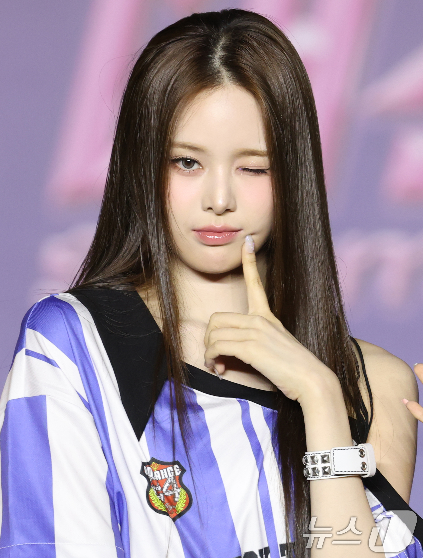 (고양=뉴스1) 권현진 기자 = 이즈나의 방지민이 26일 경기도 고양시 일산서구 킨텍스 제1전시장에서 열린 ‘2025 SBS 가요대전 Summer’(이하 ‘가요대전’) 블루카펫 행 …