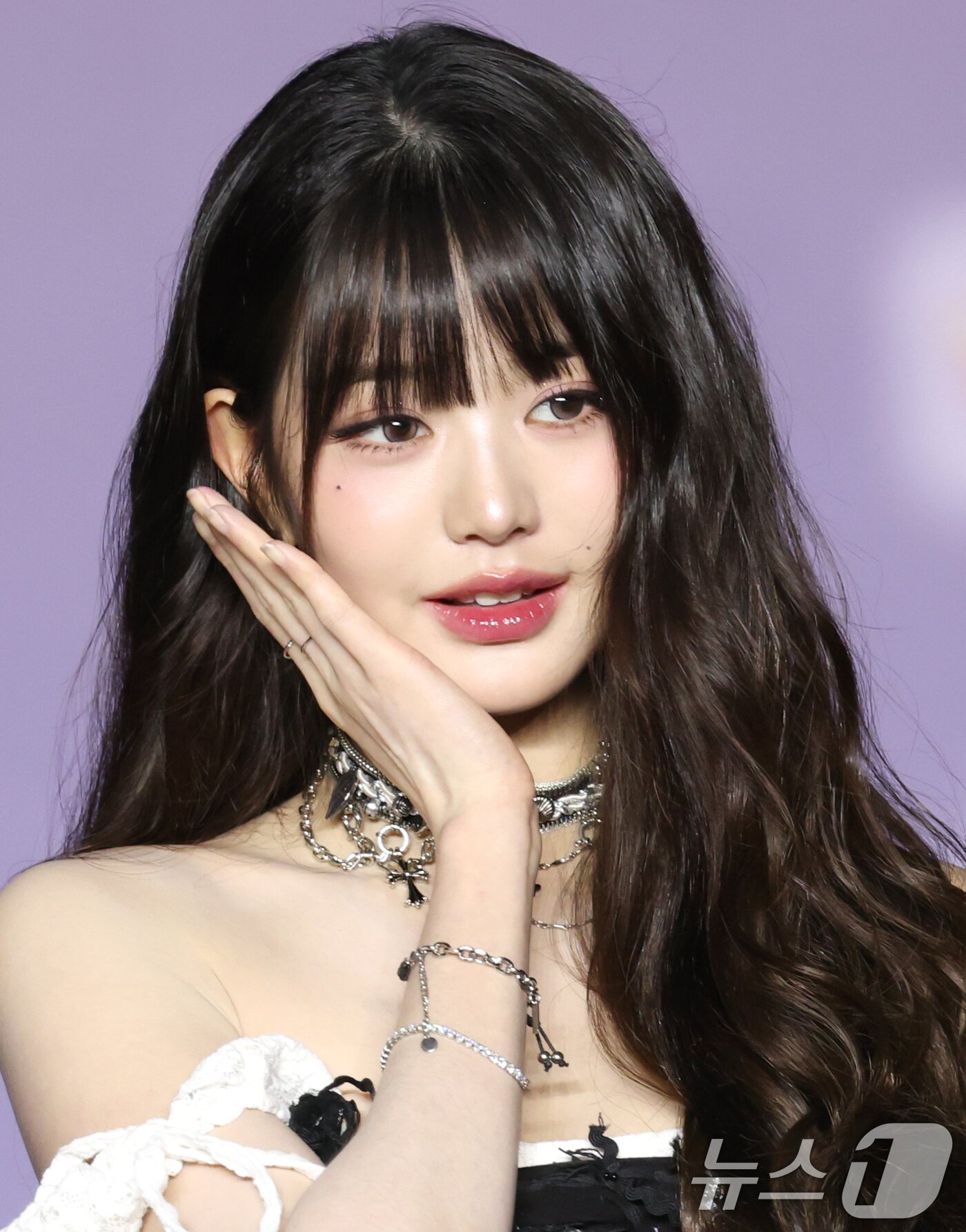 본문 이미지 - 아이브 장원영이 26일 경기도 고양시 일산서구 킨텍스 제1전시장에서 열린 ‘2025 SBS 가요대전 Summer’ 블루카펫 행사에 참석해 포즈를 취하고 있다. ⓒ News1 권현진 기자