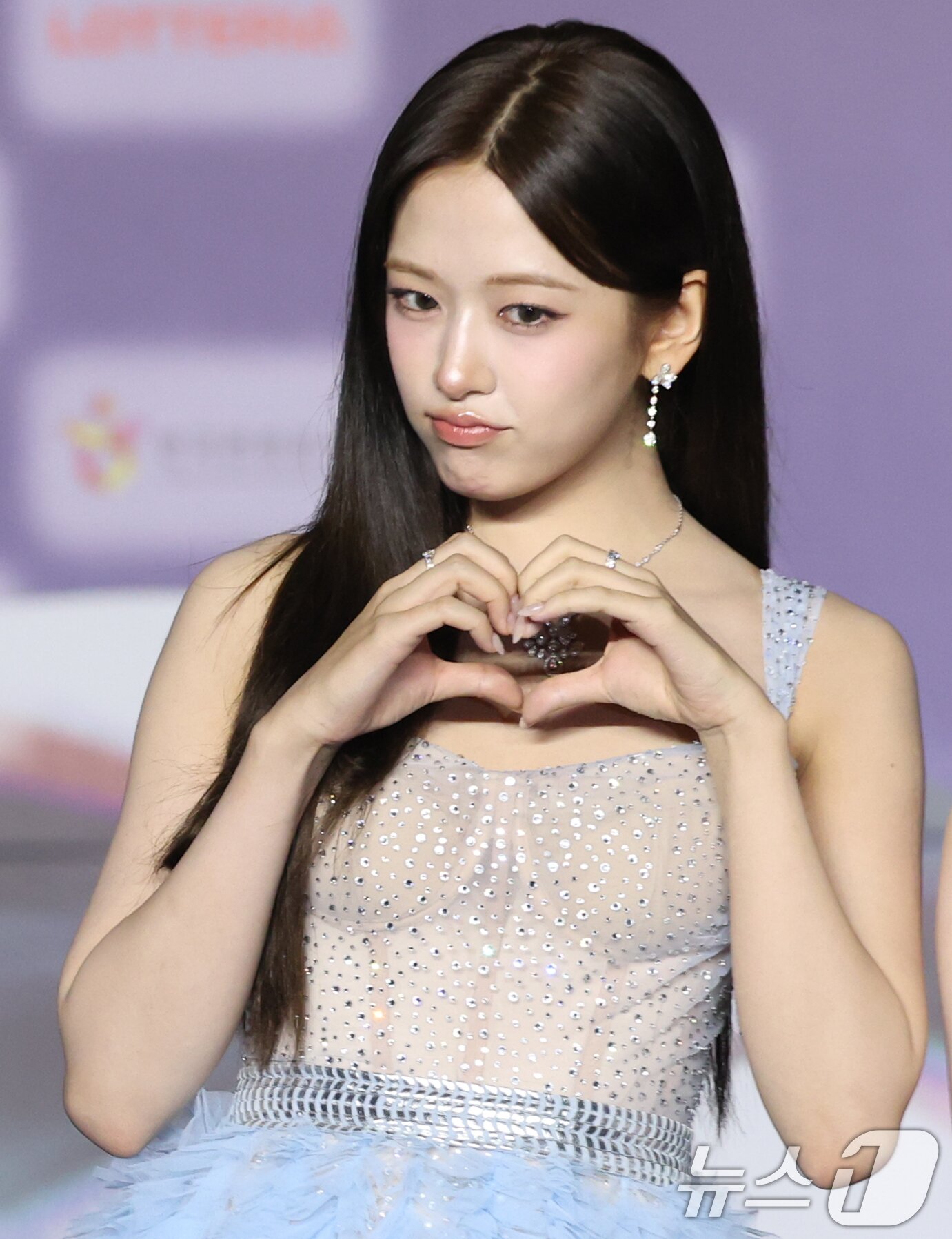 본문 이미지 - 아이브 안유진이 26일 경기도 고양시 일산서구 킨텍스 제1전시장에서 열린 ‘2025 SBS 가요대전 Summer’ 블루카펫 행사에 참석해 하트를 그리고 있다. ⓒ News1 권현진 기자