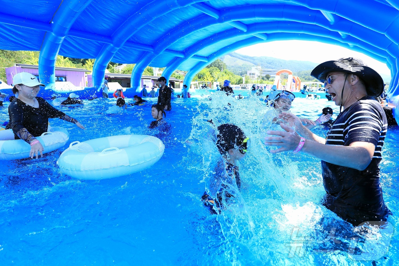 (인제=뉴스1) 이종재 기자 = 강원 인제군의 여름축제인 ‘여름愛 인제愛 빠지다’가 26일 남면 빙어호 일원에서 개막했다. 약 1300평 규모의 대형 물놀이장에서 워터슬라이드 등 …