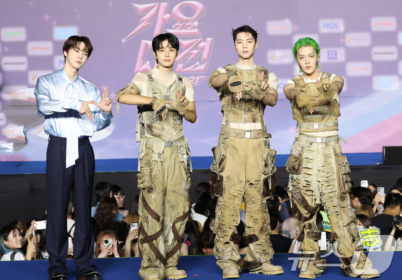 (고양=뉴스1) 권현진 기자 = NCT127 도영(왼쪽부터)과 정우, 쟈니, 유타가 26일 경기도 고양시 일산서구 킨텍스 제1전시장에서 열린 ‘2025 SBS 가요대전 Summer …