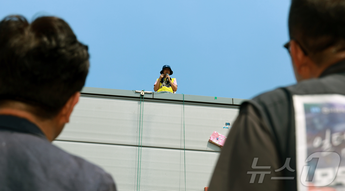 (서울=뉴스1) = 김영훈 고용노동부 장관이 6일 경북 구미 한국옵티칼하이테크에 방문해 566일째 고공농성 중인 박정혜 금속노조 한국옵티칼하이테크지회 수석부지회장과 면담하고 있다. …