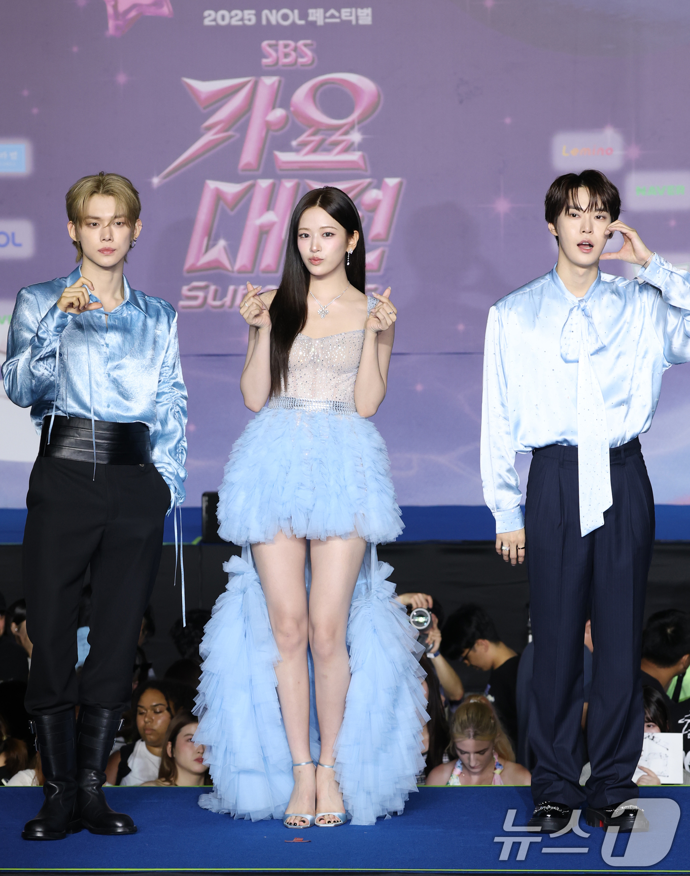 (고양=뉴스1) 권현진 기자 = 투모로우바이투게더 연준(왼쪽부터)과 아이브 안유진, NCT127 도영이 26일 경기도 고양시 일산서구 킨텍스 제1전시장에서 열린 ‘2025 SBS …